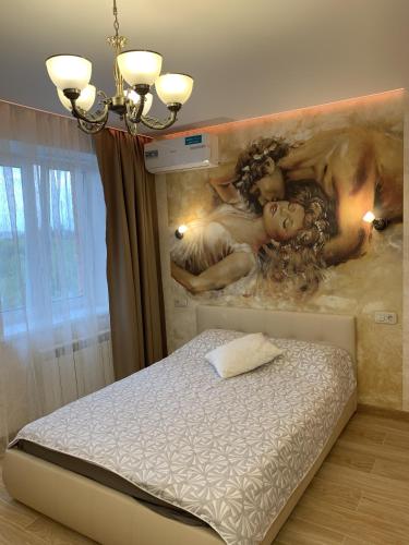 リュベルツィにあるОтличная квартираの壁画のあるベッドルーム