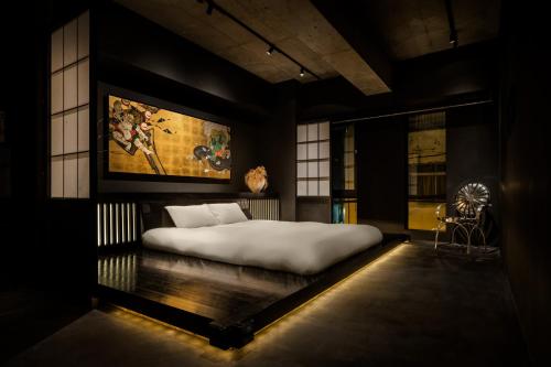 - une chambre avec un grand lit orné d'une peinture murale dans l'établissement Artist Hotel - BnA STUDIO Akihabara, à Tokyo