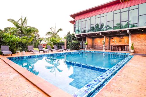 Capital O 727 Be One Resort tesisinde veya buraya yakın yüzme havuzu