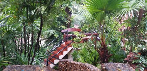 Jardín al aire libre en Ratmanee House