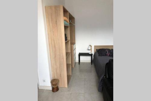 um quarto com uma cama e um quarto com um closet em Studio sympathique proche de la gare et l’hopital em Montereau-faut-Yonne
