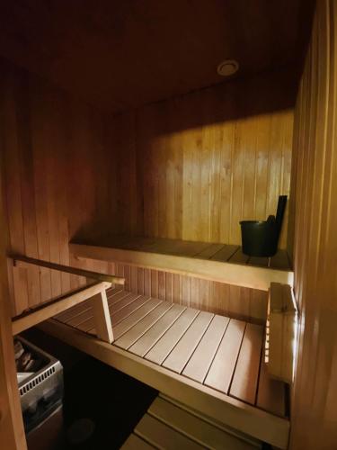 una pequeña sauna con paneles de madera en la pared en Kitusen Kievari, en Virrat