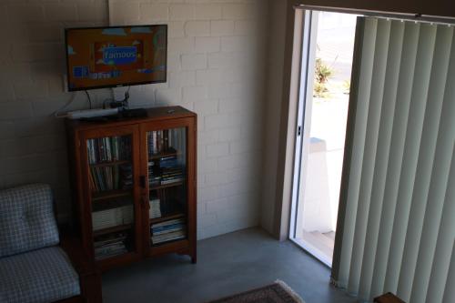 Una televisión o centro de entretenimiento en WestBed
