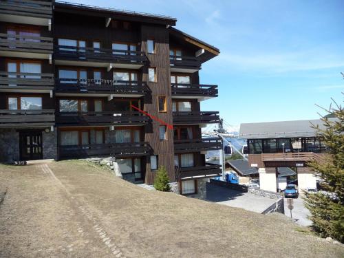 un edificio con una flecha roja en el costado. en Comfortable flat close to the slopes and shops, en Les Allues