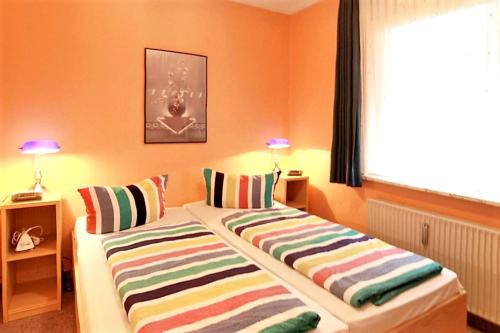 En eller flere senge i et værelse på One bedroom appartement with furnished garden and wifi at Westerland Sylt 1 km away from the beach
