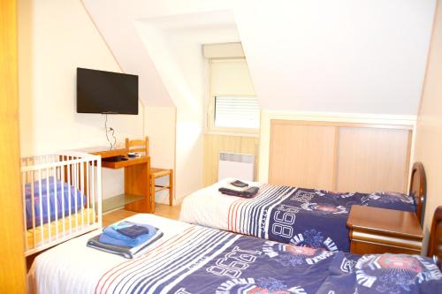 Ένα ή περισσότερα κρεβάτια σε δωμάτιο στο Maison charmante à Plomelin avec jardin.
