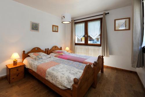 ein Schlafzimmer mit zwei Betten und einem Fenster in der Unterkunft Appartement moderne aux Menuires - 90 m² - Vue montagne in Levassaix
