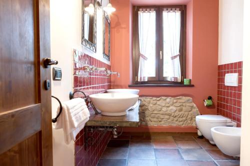 a bathroom with two sinks and a toilet at Bright apartment in Castelbellino - 75 m² - Shared Pool in Castelbellino