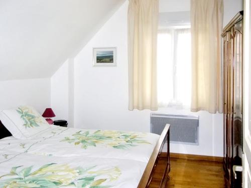 Cama blanca en habitación con ventana en Maison de 3 chambres avec jardin clos et wifi a Stotzheim en Stotzheim