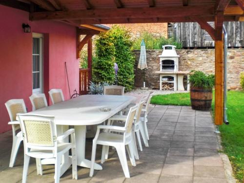 斯特哲茲的住宿－Maison de 3 chambres avec jardin clos et wifi a Stotzheim，庭院里的白色桌椅