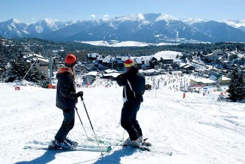 フォン・ロムーにあるStudio a Bolquere a 300 m des pistesの雪面スキー場の上に立つ2人
