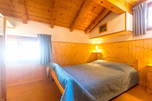 Ένα ή περισσότερα κρεβάτια σε δωμάτιο στο Chalet de 6 chambres avec jacuzzi jardin et wifi a Saint Martin de Belleville a 1 km des pistes