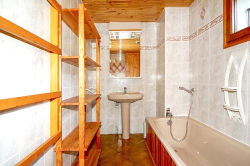 Gallery image of Chalet de 6 chambres avec jacuzzi jardin et wifi a Saint Martin de Belleville a 1 km des pistes in Praranger