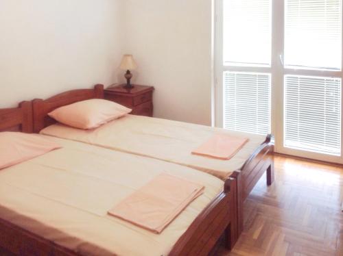 En eller flere senger på et rom på 2 bedrooms appartement at Radovici 900 m away from the beach with furnished balcony and wifi