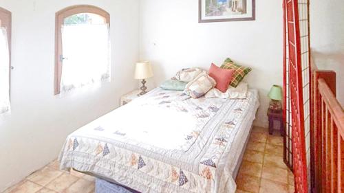 1 dormitorio con 1 cama en una habitación en Villa de 3 chambres avec piscine privee jardin clos et wifi a Saint Raphael a 6 km de la plage, en Saint-Raphaël