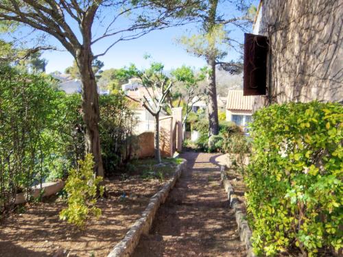 a walkway leading up to a house with trees at Villa avec piscine à Saint-Raphaël et vue sur la montagne in Saint-Raphaël