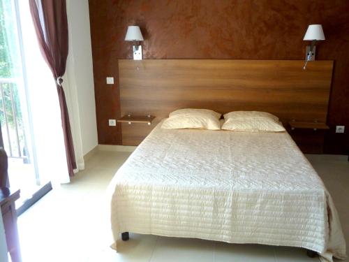 Un pat sau paturi într-o cameră la Appartement de 2 chambres avec piscine partagee terrasse et wifi a Porto Vecchio a 3 km de la plage
