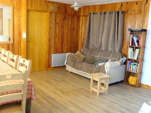Posezení v ubytování Chalet chaleureux à Saint-Chaffrey avec vue montagne et cheminée