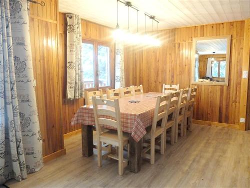 サン・シャフレにあるChalet de 4 chambres a Saint Chaffrey a 400 m des pistes avec terrasse amenagee et wifiのダイニングルーム(テーブル付)