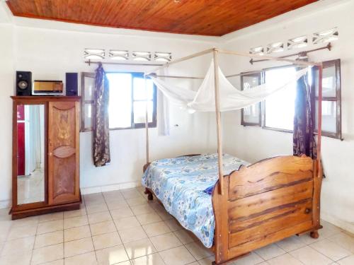 En eller flere senger på et rom på 2 bedrooms appartement with sea view and furnished terrace at Majunga