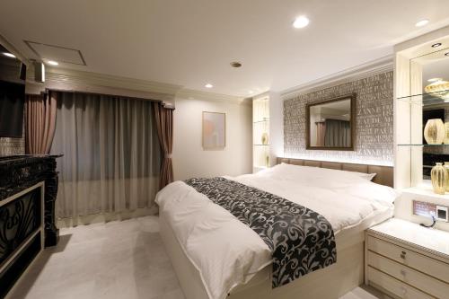 Postel nebo postele na pokoji v ubytování ホテルバースデーきよす店 HOTEL Birthday kiyosu