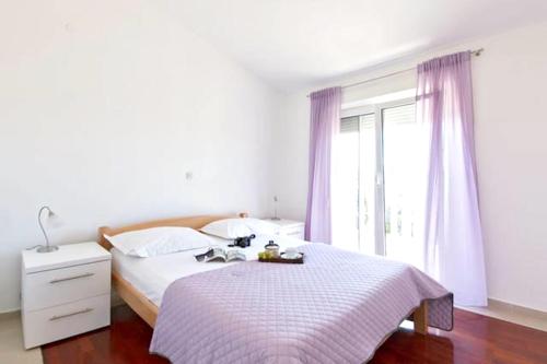 Cama o camas de una habitación en 3 bedrooms house with sea view enclosed garden and wifi at Sevid
