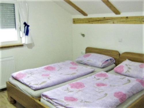 Gulta vai gultas numurā naktsmītnē 2 bedrooms appartement with furnished balcony and wifi at Rakovica