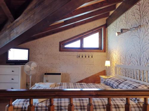 Llit o llits en una habitació de 4 bedrooms house with enclosed garden and wifi at Bellver de Cerdanya