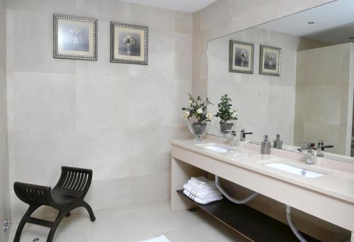 A bathroom at 4 bedrooms villa with private pool furnished garden and wifi at Canicada