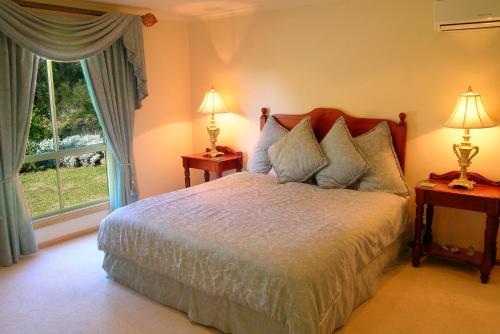 A bed or beds in a room at Carolynnes Cottages