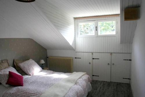 - une chambre mansardée avec un lit et une fenêtre dans l'établissement Chalet de 7 chambres avec sauna jardin et wifi a Briancon a 1 km des pistes, à Briançon