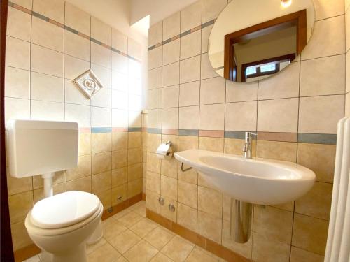a bathroom with a toilet and a sink at Comfortable House with Fenced Garden - Surano - Fireplace in Surano