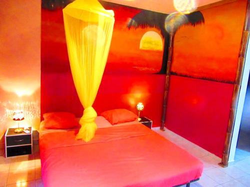 Postel nebo postele na pokoji v ubytování Charmant studio à Sainte-Anne - 37 m² avec jardin privatif