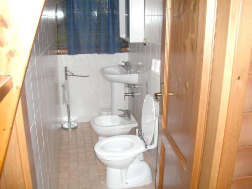 Koupelna v ubytování 2 bedrooms chalet with furnished terrace at Giarola