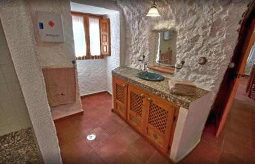 łazienka z umywalką i lustrem w obiekcie Cozy house in Gorafe + pool w mieście Gorafe