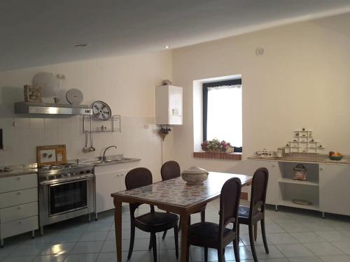 eine Küche mit einem Tisch und Stühlen in der Unterkunft 2 bedrooms appartement with furnished terrace at Marsico Nuovo 6 km away from the slopes in Marsico Nuovo