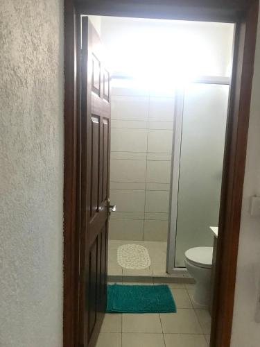Koupelna v ubytování Quiet apartment in Pereybere, 50 m² with shared pool