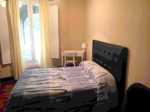 1 dormitorio con cama, mesa y ventana en 2 bedrooms apartement with city view and wifi at A Coruna 1 km away from the beach en A Coruña
