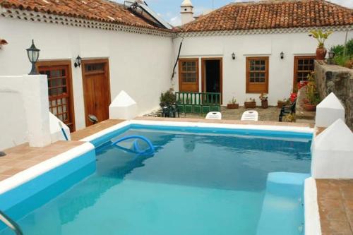 een zwembad voor een huis bij One bedroom house with shared pool enclosed garden and wifi at San Cristobal de La Laguna in La Laguna