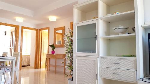 מטבח או מטבחון ב-2 bedrooms appartement at La Manga 100 m away from the beach with sea view furnished terrace and wifi