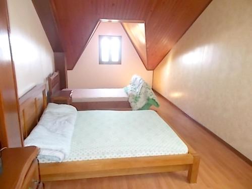 1 dormitorio pequeño con 2 camas en una habitación pequeña en Appartement de 2 chambres avec vue sur la mer terrasse amenagee et wifi a Saint Paul, en Saint-Paul