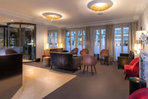a waiting room with chairs and a table and windows at Elysées Ceramic in Paris
