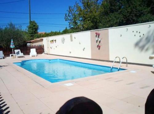 สระว่ายน้ำที่อยู่ใกล้ ๆ หรือใน Maison de 2 chambres avec piscine partagee jardin clos et wifi a Vaison la Romaine