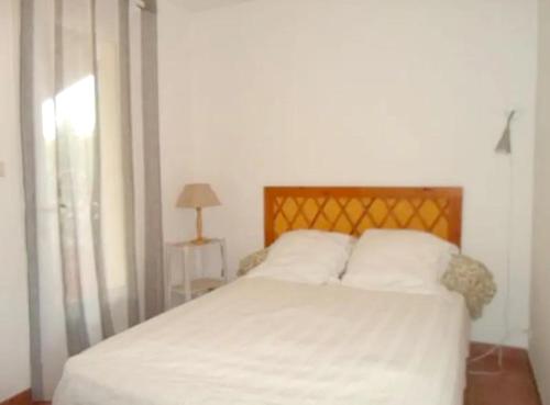เตียงในห้องที่ Maison de 2 chambres avec piscine partagee jardin clos et wifi a Vaison la Romaine