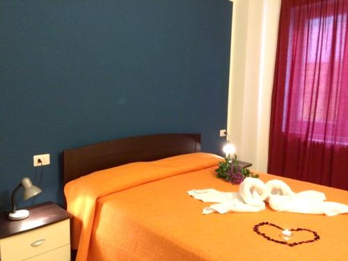 A bed or beds in a room at Lake View Apartment in Vercana, Shared Pool