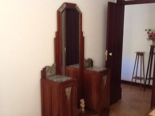 Una cómoda de madera con dos maletas en una habitación. en Welcoming House in Aljezur, en Aljezur