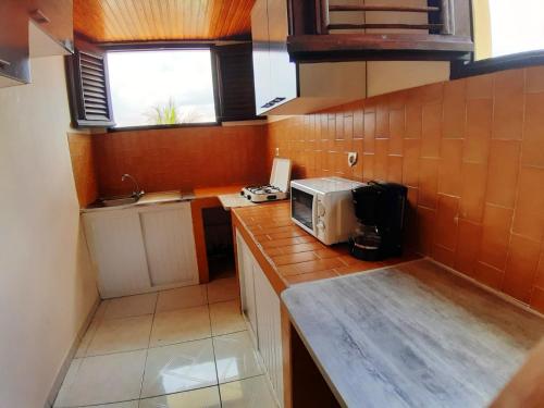 Kuchyň nebo kuchyňský kout v ubytování Appartement charmant à Sainte-Marie avec terrasse de 88 m²