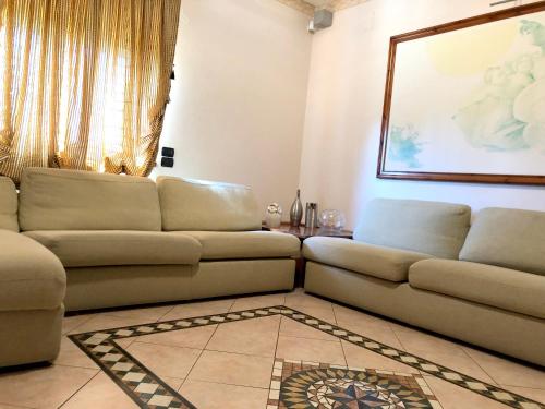 Coin salon dans l'établissement 3 bedrooms appartement with city view and balcony at Cosenza