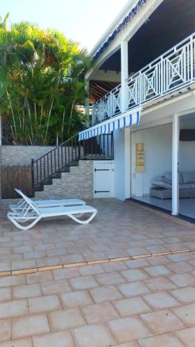 Un balcón o terraza en Appartement confortable avec terrasse à Petit-Canal - 50 m²