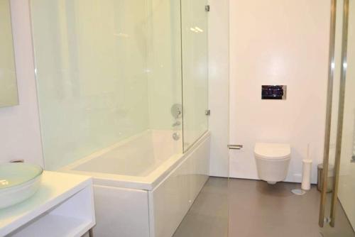 un bagno bianco con doccia e WC di Welcoming Villa with Mountain View in Sobradelo da Goma a Várzea